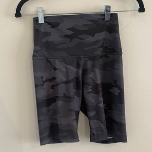 Beyond Yoga Lux High Waisted Biker Shorts Black and Gray Camo size Small
